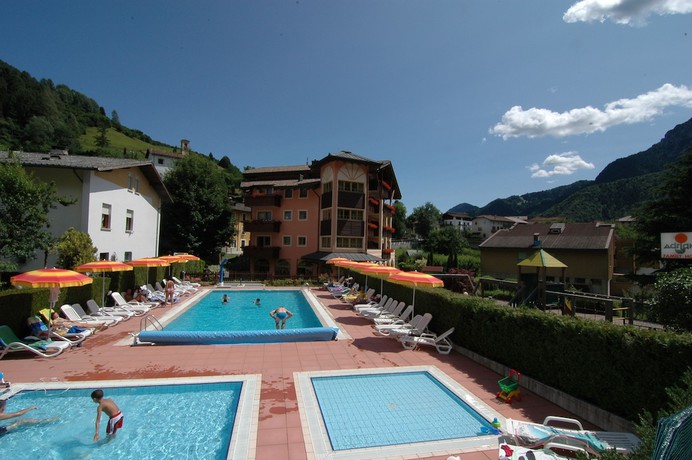 Imagen de la piscina del Hotel Kinderhotel Adriana. Foto 19