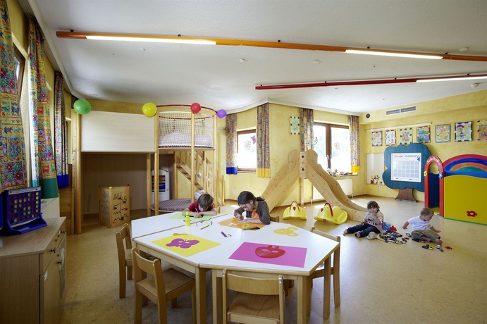 Imagen de los interiores del Hotel Kinderhotel St.zeno. Foto 8