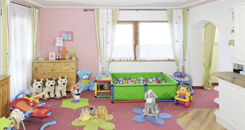 Imagen de los interiores del Hotel Kinderhotel St.zeno. Foto 11