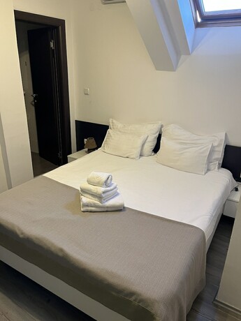 Imagen de la habitación del Hotel King, Kragujevac. Foto 7