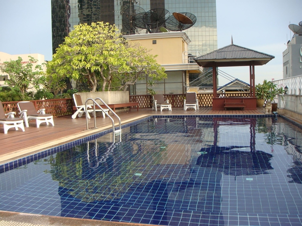Imagen de la piscina del Hotel King Royal Garden Inn. Foto 14