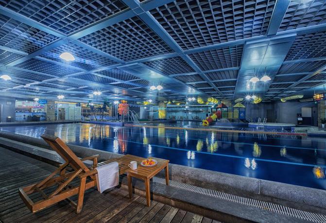 Imagen de la piscina del Hotel King World. Foto 15