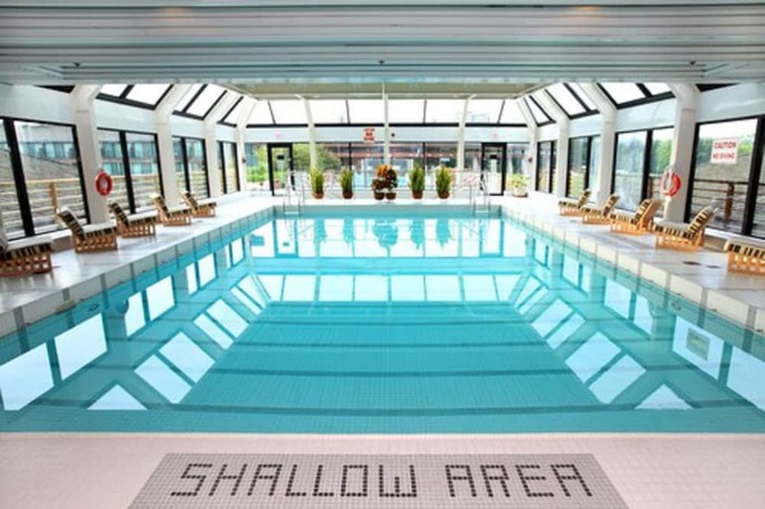 Imagen de la piscina del Hotel Kingbridge Conference Centre and. Foto 20