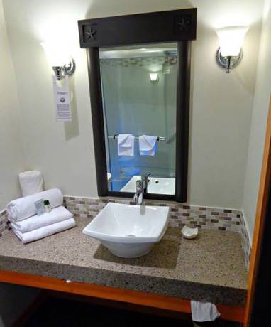 Imagen de la habitación del Hotel Kingfisher Oceanside Resort & Spa. Foto 11