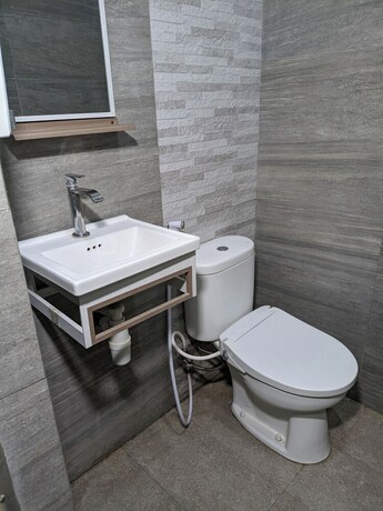 Imagen de la habitación del Hotel Kingkost Kenari Kudus. Foto 17