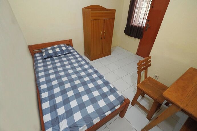 Imagen de la habitación del Hotel Kingkost Wonocatur. Foto 11