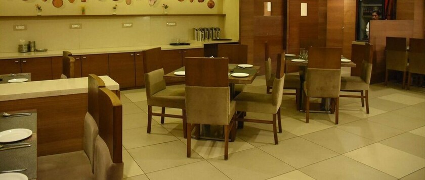 Imagen del bar/restaurante del Hotel King's Kraft Stay Inn Rajkot. Foto 6