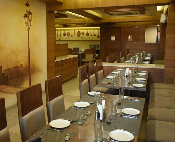 Imagen del bar/restaurante del Hotel King's Kraft Stay Inn Rajkot. Foto 7