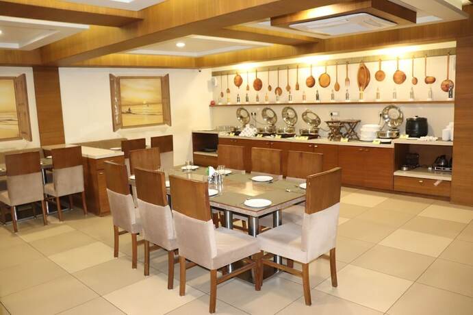 Imagen del bar/restaurante del Hotel King's Kraft Stay Inn Rajkot. Foto 10