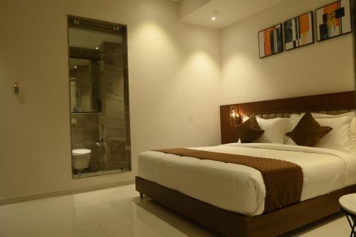 Imagen general del Hotel Kings Kraft Tremezzo Inn, Somnath. Foto 6