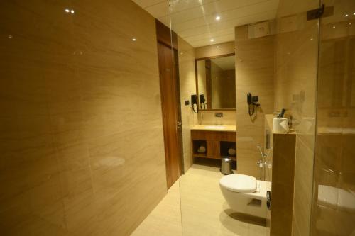Imagen general del Hotel Kings Kraft Tremezzo Inn, Somnath. Foto 12