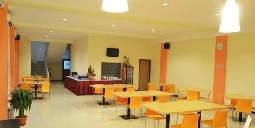 Imagen del bar/restaurante del Hotel Kings Kudus. Foto 7