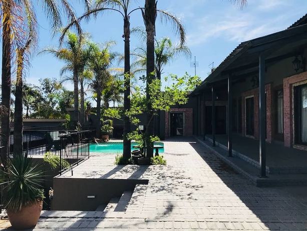 Imagen de la piscina del Hotel Kings and Gallery. Foto 20