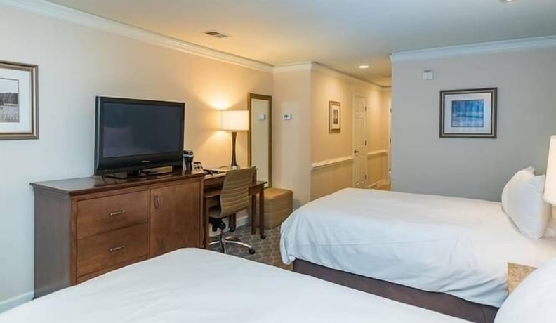 Imagen de la habitación del Hotel Kingsmill Resort. Foto 11