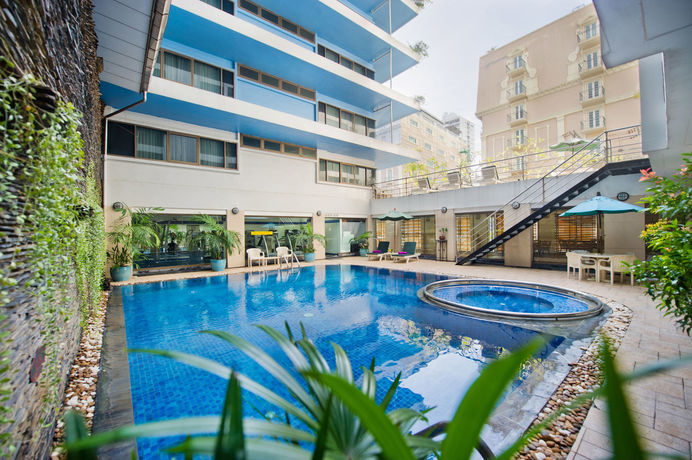 Imagen de la piscina del Hotel Kingston Suites Bangkok. Foto 14