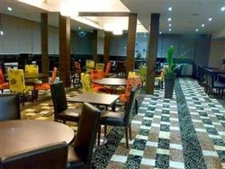 Imagen del bar/restaurante del Hotel Kingwood Inn Kuching. Foto 4