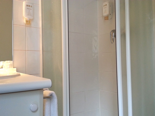 Imagen de la habitación del Hotel Kiotel Lyon Bron Eurexpo. Foto 13