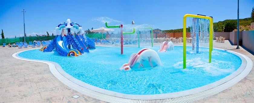 Imagen de la piscina del Hotel Kipriotis Aqualand by Anayia. Foto 9
