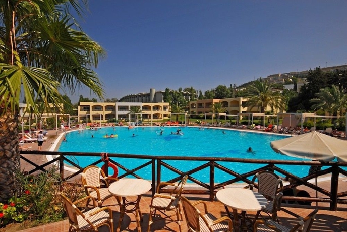 Imagen de la piscina del Hotel Kipriotis Maris Suites - All Inclusive. Foto 8