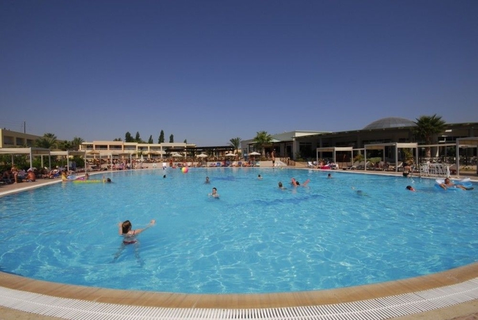 Imagen de la piscina del Hotel Kipriotis Maris Suites - All Inclusive. Foto 9