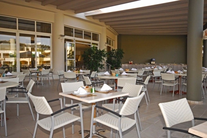 Imagen del bar/restaurante del Hotel Kipriotis Maris Suites - by Anayia All Inclusive. Foto 4