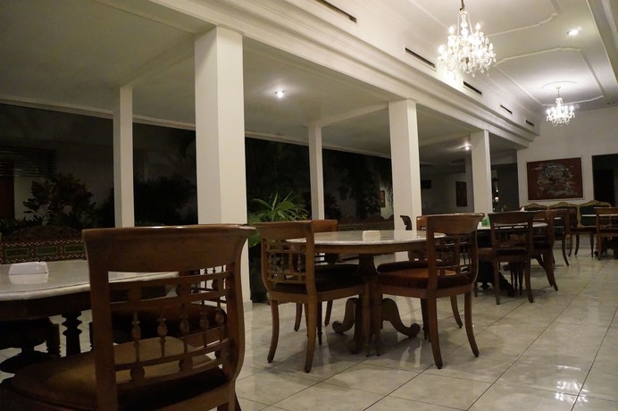 Imagen del bar/restaurante del Hotel Kirana. Foto 10