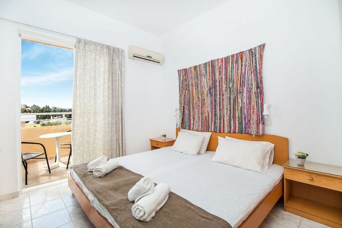 Imagen de la habitación del Hotel Kiras Studios. Foto 18