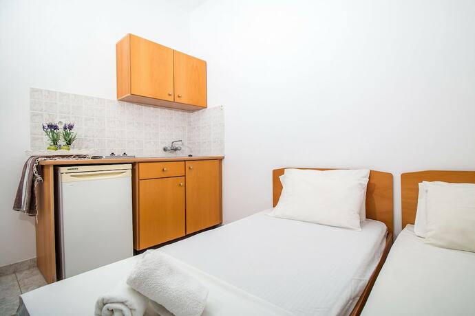 Imagen de la habitación del Hotel Kiras Studios. Foto 20