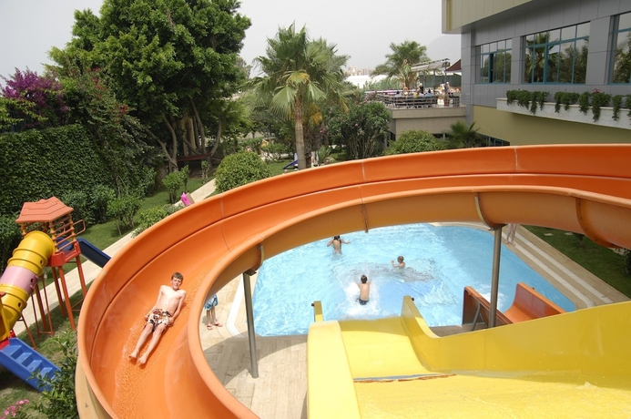 Imagen de la piscina del Hotel Kirbiyik Resort - All Inclusive. Foto 19