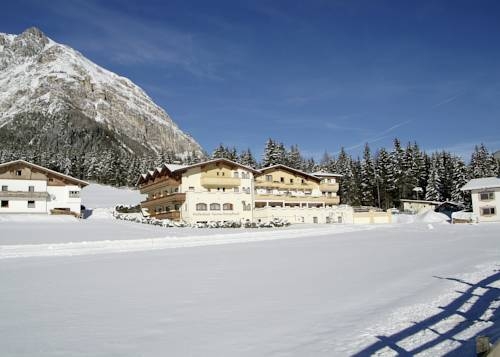 Imagen de los exteriores del Hotel Kirchdach. Foto 3