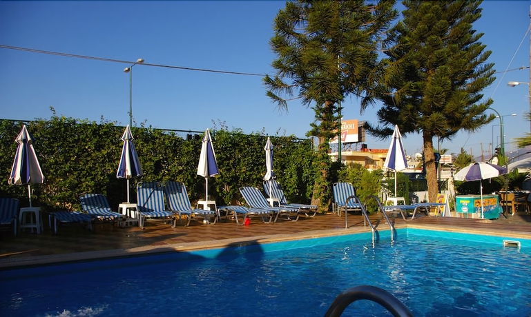Imagen de la piscina del Hotel Kiriakos Apartments. Foto 13