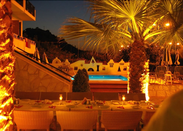 Imagen de la piscina del Hotel Kiriakos Apartments. Foto 14