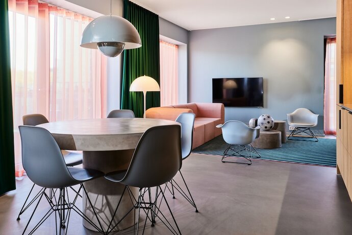 Imagen de la habitación del Hotel Kirk Suites. Foto 19