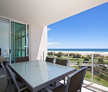 Imagen de los exteriores del Hotel Kirra Surf Apartments. Foto 7