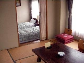 Imagen de la habitación del Hotel Kishu Tetsudo Atami. Foto 5
