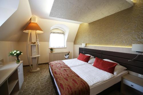 Imagen de la habitación del Hotel Kiss, Tatabanya. Foto 7