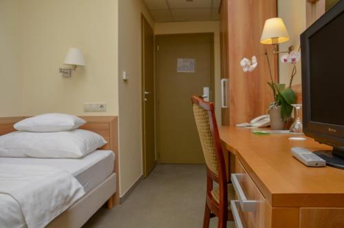 Imagen de la habitación del Hotel Kiss, Tatabanya. Foto 8