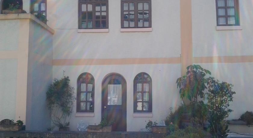 Imagen de los exteriores del Hotel Kitu. Foto 9