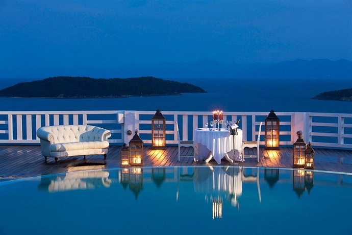 Imagen de la piscina del Hotel Kivo Art and Gourmet. Foto 11