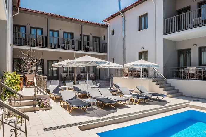 Imagen de la piscina del Hotel Kiwi Apartments. Foto 18