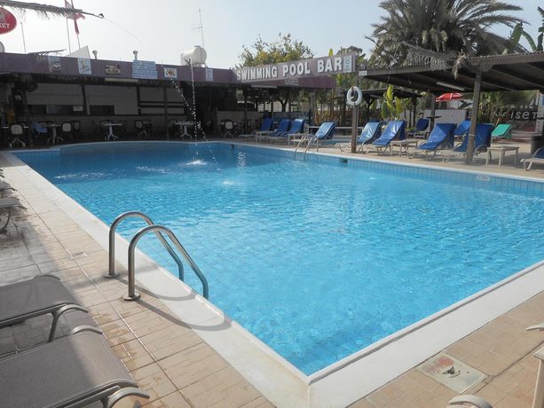 Imagen de la piscina del Hotel Kkaras. Foto 17