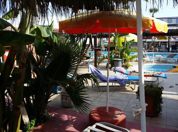 Imagen de la piscina del Hotel Kkaras. Foto 19