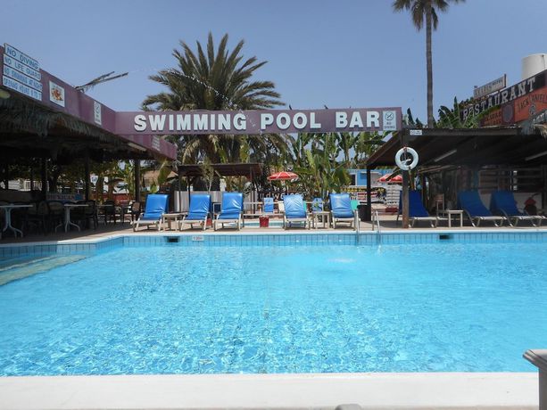 Imagen de la piscina del Hotel Kkaras. Foto 20