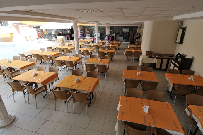 Imagen del bar/restaurante del Hotel Klas Dom - All Inclusive. Foto 2