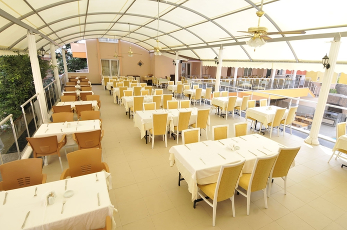 Imagen del bar/restaurante del Hotel Klas Dom - All Inclusive. Foto 3
