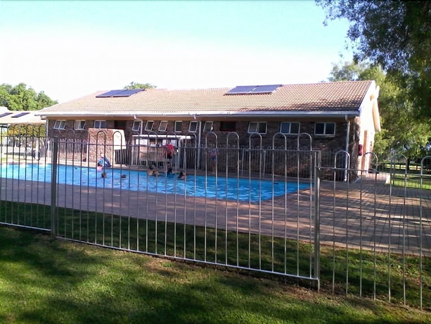 Imagen de la piscina del Hotel Kleinplaas. Foto 19