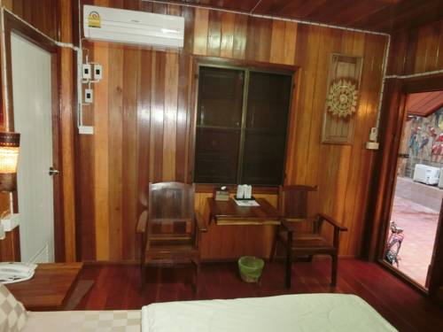 Imagen de la habitación del Hotel Klong Suan Plu Resort. Foto 3