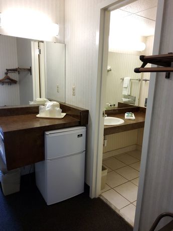 Imagen de la habitación del Hotel Klopfenstein Inn and Suites. Foto 13