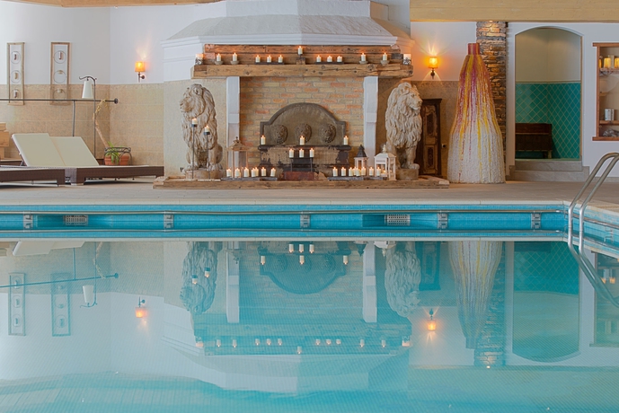 Imagen de la piscina del Hotel Klosterbraeu. Foto 16