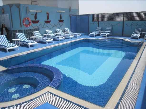 Imagen de la piscina del Hotel Knight Armour. Foto 18